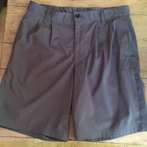 Men’s dry fit Izod golf shorts like new!